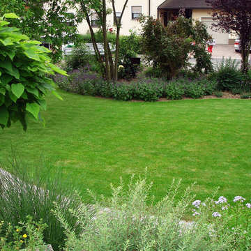 Eine Gartenanlage verbindet moderne und natürliche Linien