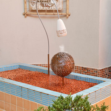 Fontaine artisanale en cuivre et réemploi de tuiles pour composer avec la cérami