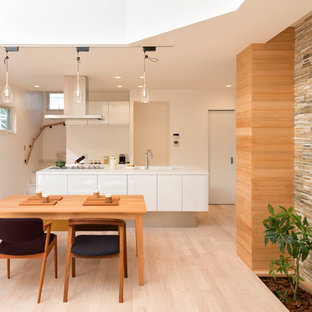 京都の北欧風 LDKの画像 (白い壁、塗装フローリング、ベージュの床)