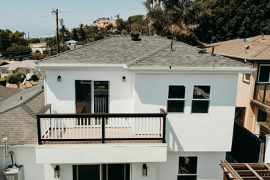 Example of a beach style exterior home design in Los Angeles
