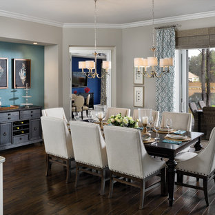 チャールストンの広いトランジショナルスタイルのLDKの画像 (グレーの壁、濃色無垢フローリング、暖炉なし)