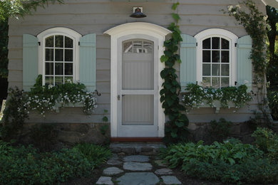 Example of a classic entryway design in New York
