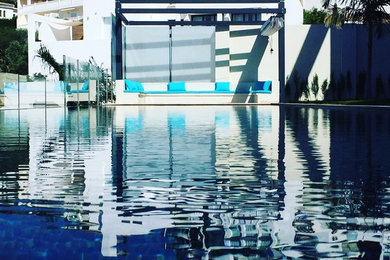 Foto de piscina alargada moderna grande rectangular