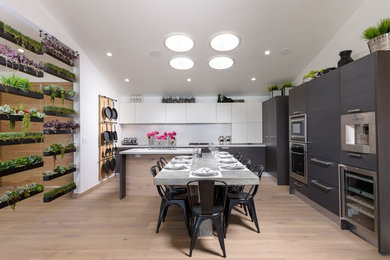 Inspiration for a modern kitchen remodel in Los Angeles