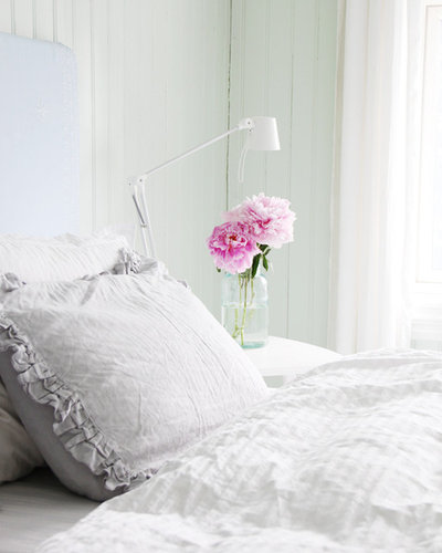 Shabby-chic Style Bedroom by Jeanette Lunde