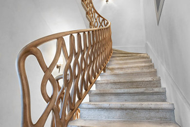 Diseño de escalera curva bohemia con escalones de hormigón, contrahuellas de hormigón y barandilla de madera