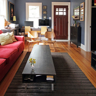 Выдающиеся фото от архитекторов и дизайнеров интерьера: парадная, изолированная гостиная комната среднего размера в современном стиле с серыми стенами, паркетным полом среднего тона, отдельно стоящим ТВ и коричневым полом без камина