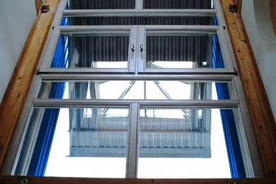 Großer Moderner Eingang mit weißer Wandfarbe, braunem Holzboden und braunem Boden in Sonstige