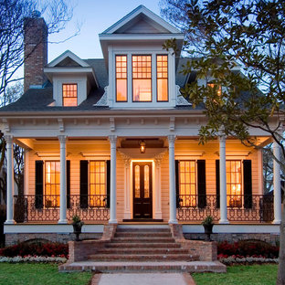 ヒューストンのヴィクトリアン調のおしゃれな家の外観 (木材サイディング、半切妻屋根、戸建、板屋根) の写真