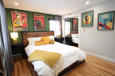 ボストンにある中くらいなコンテンポラリースタイルのおしゃれな客用寝室 (緑の壁、無垢フローリング、暖炉なし、茶色い床) のインテリア