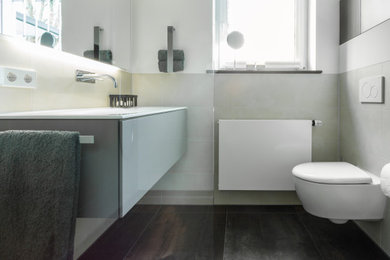 Mittelgroßes Klassisches Duschbad mit flächenbündigen Schrankfronten, weißen Schränken, offener Dusche, Urinal, beigen Fliesen, weißer Wandfarbe, Aufsatzwaschbecken, offener Dusche und weißer Waschtischplatte in Stuttgart