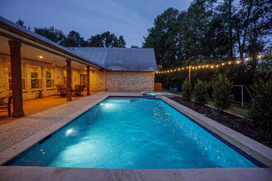 Источник вдохновения для домашнего уюта: прямоугольный бассейн среднего размера на заднем дворе в стиле кантри с джакузи и настилом