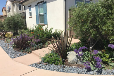 Inspiration för små amerikanska trädgårdar i full sol längs med huset, med marksten i betong