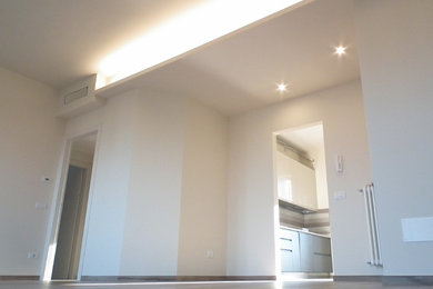 Foto di un soggiorno minimal con pareti bianche e pavimento in gres porcellanato