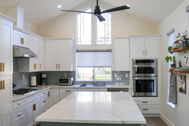 Example of a kitchen design in Sacramento
