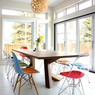 На фото: с невысоким бюджетом маленькие гостиные-столовые в современном стиле с белыми стенами и полом из керамической плитки