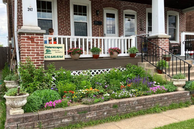 Inspiration for a small front porch remodel in Philadelphia