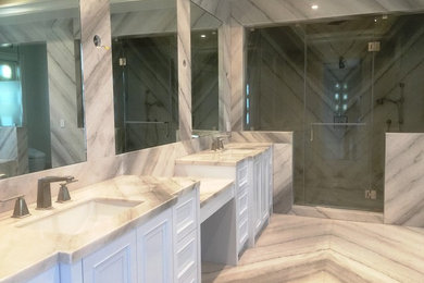 ロサンゼルスにある中くらいなトランジショナルスタイルのおしゃれな浴室の写真