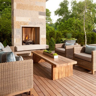 ミネアポリスの大きいトランジショナルスタイルのおしゃれな裏庭のデッキ (ファイヤーピット、張り出し屋根) の写真
