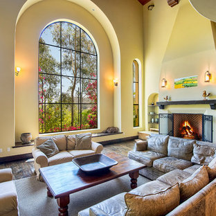 Geräumiges Mediterranes Wohnzimmer in Los Angeles