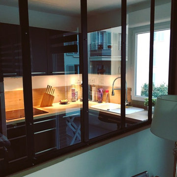 Cuisine moderne bois et noir avec verrière