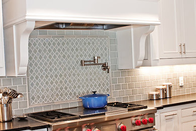 Kitchen - contemporary kitchen idea in Dallas