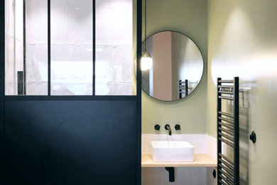 Aménagement d'une salle de bain contemporaine.
