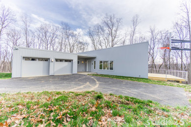 Inspiration for a modern exterior home remodel in Philadelphia