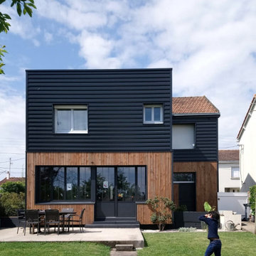 Maison FP l Rénovation énergétique en bois et acier noir.