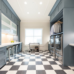 Foto de lavadero multiusos y de galera, clásico renovado, extra grande, con fregadero sobremueble, lavadora y secadora juntas, armarios estilo shaker, encimera de mármol, paredes blancas, suelo multicolor, encimeras blancas y puertas de armario azules