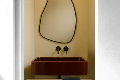 Idee per un piccolo bagno di servizio design con pavimento nero, mobile bagno sospeso e pannellatura