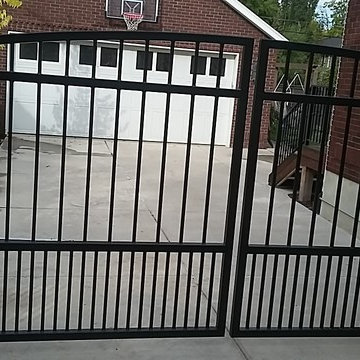 Automatic driveway gate