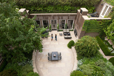 Inspiration for a large contemporary courtyard landscaping in Chicago.