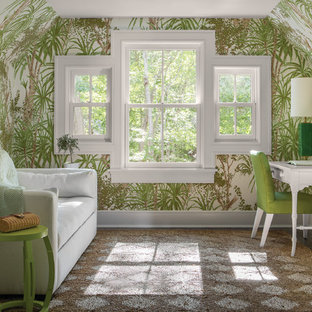 Foto på ett tropiskt arbetsrum, med flerfärgade väggar, mörkt trägolv, ett fristående skrivbord och brunt golv