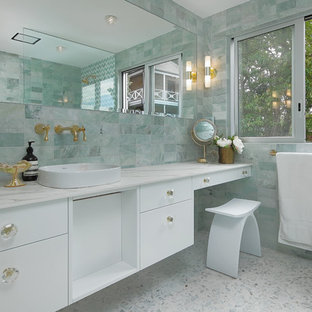 Idee per una stanza da bagno con doccia classica di medie dimensioni con ante lisce, ante bianche, doccia aperta, lastra di pietra, pareti multicolore, pavimento alla veneziana, lavabo a bacinella, pavimento grigio, doccia aperta e top multicolore