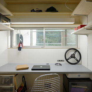 他の地域の中サイズのモダンスタイルのおしゃれなホームオフィス・仕事部屋の写真