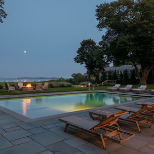 Idéer för vintage rektangulär träningspooler på baksidan av huset, med naturstensplattor