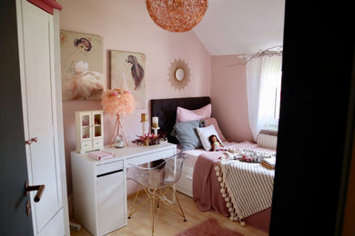 Kleines Klassisches Mädchenzimmer mit Schlafplatz, rosa Wandfarbe und Laminat in Frankfurt am Main