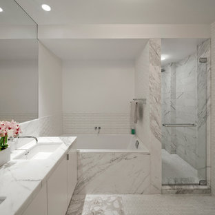 Idee per una grande stanza da bagno padronale moderna con top in marmo, piastrelle di marmo, ante lisce, ante bianche, vasca da incasso, doccia alcova, piastrelle grigie, pareti bianche, pavimento in marmo, lavabo sottopiano, pavimento grigio, porta doccia a battente e top grigio