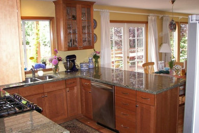 Kitchen - traditional kitchen idea in Portland