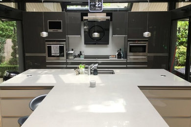 German Designer Kitchen in Grey Gloss with Siemens Appliances