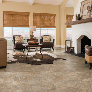 Großes, Repräsentatives, Fernseherloses, Offenes Mediterranes Wohnzimmer mit beiger Wandfarbe, Keramikboden, Hängekamin, Kaminsims aus Beton und buntem Boden in Phoenix