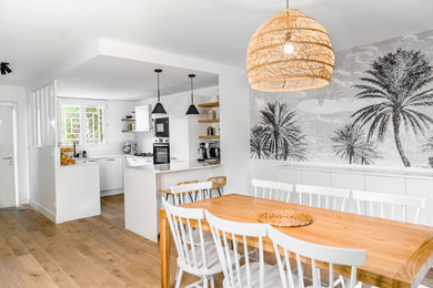 Foto de cocina tradicional de tamaño medio con suelo de madera clara y suelo beige