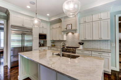 Elegant home design photo in Cincinnati
