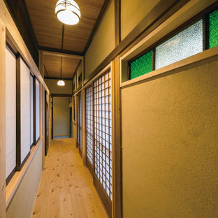 Inspiration för en orientalisk hall, med bruna väggar, mellanmörkt trägolv och brunt golv