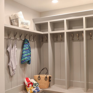 ミルウォーキーの中サイズのビーチスタイルのおしゃれなホームジム (グレーの壁、磁器タイルの床) の写真