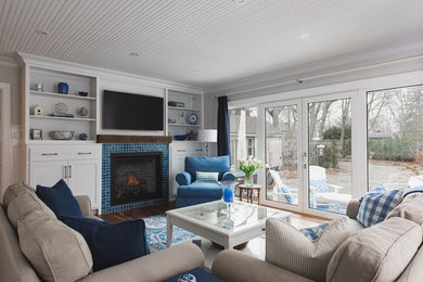 Design ideas for a mid-sized beach style home design in Toronto.