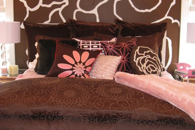 Bedroom - traditional bedroom idea in Chicago