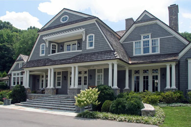 Foto de fachada de casa gris y gris tradicional con tejado de teja de madera y teja