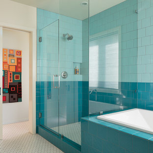 Idee per una stanza da bagno padronale moderna di medie dimensioni con ante lisce, ante bianche, vasca da incasso, doccia ad angolo, piastrelle blu, piastrelle in gres porcellanato, pareti bianche, pavimento in gres porcellanato, lavabo sottopiano, top in vetro riciclato, pavimento bianco e porta doccia a battente